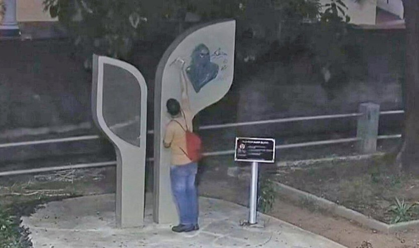 VÍDEO: escultura de Aldir Blanc é vandalizada na Tijuca