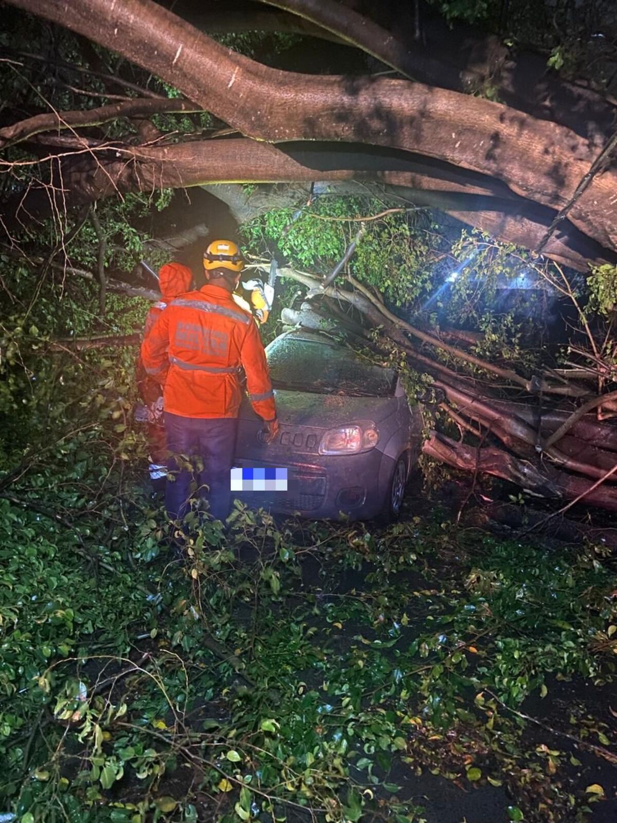 Chuva intensa provoca alagamentos e estragos em Montes Claros