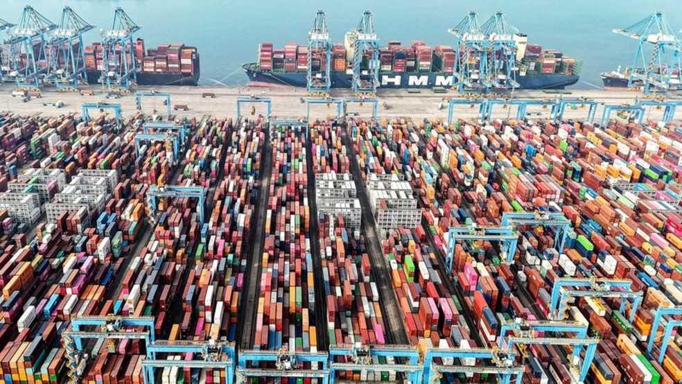Trilhões de dólares em mercadorias são transportadas pelo mundo em navios cargueiros, todos os anos — Foto: Alamy via BBC