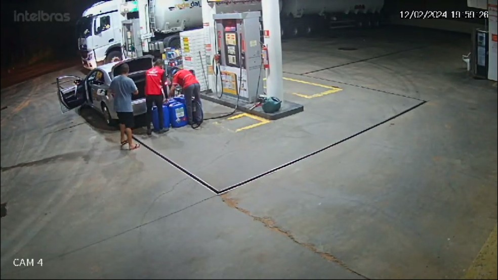 Homem furta nove galões com 450 litros de gasolina em posto de combustíveis de Barbalha, no Ceará. — Foto: Reprodução