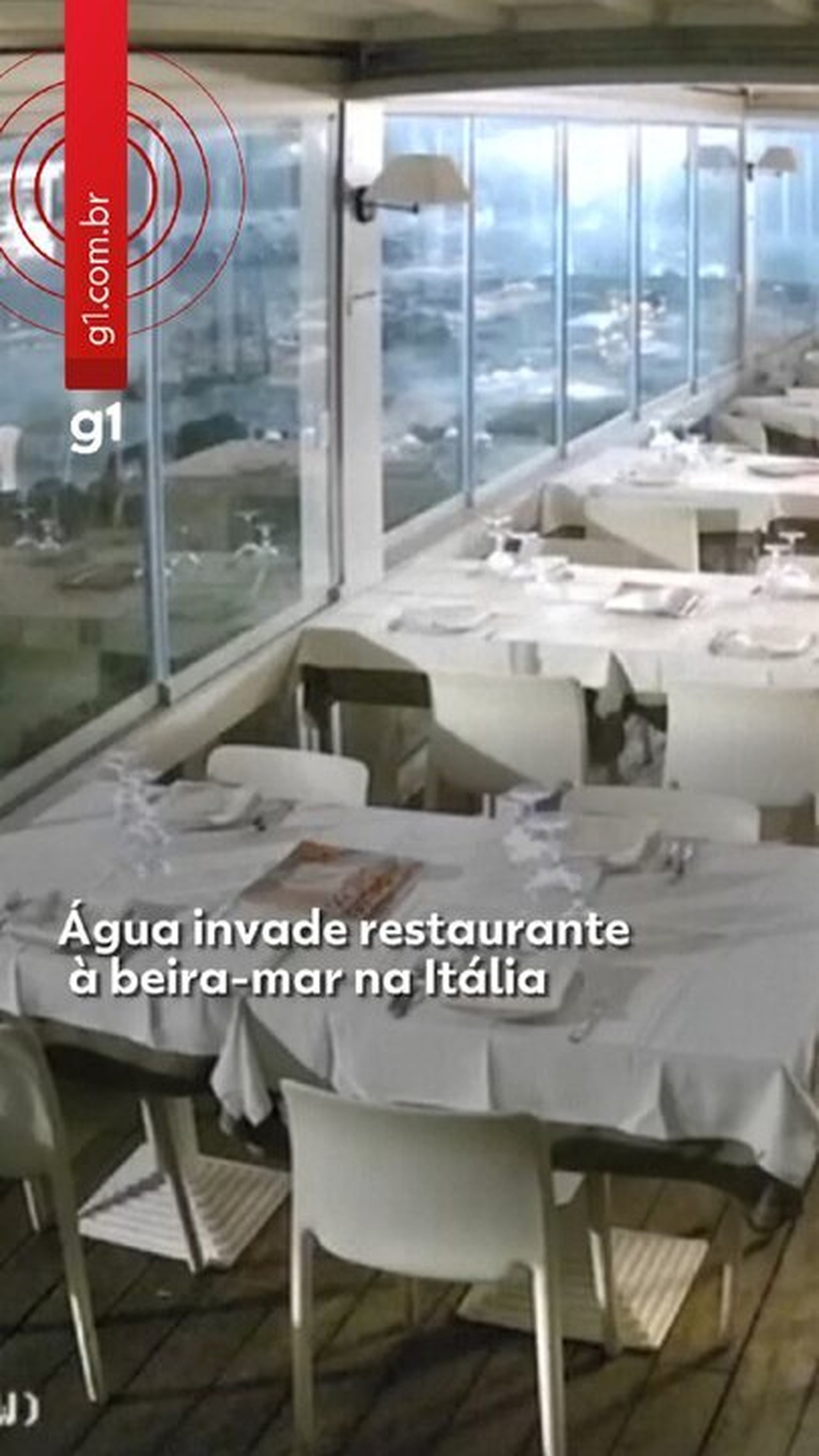 Ressaca faz água invadir restaurante à beira-mar na Itália durante passagem de ciclone; VÍDEO