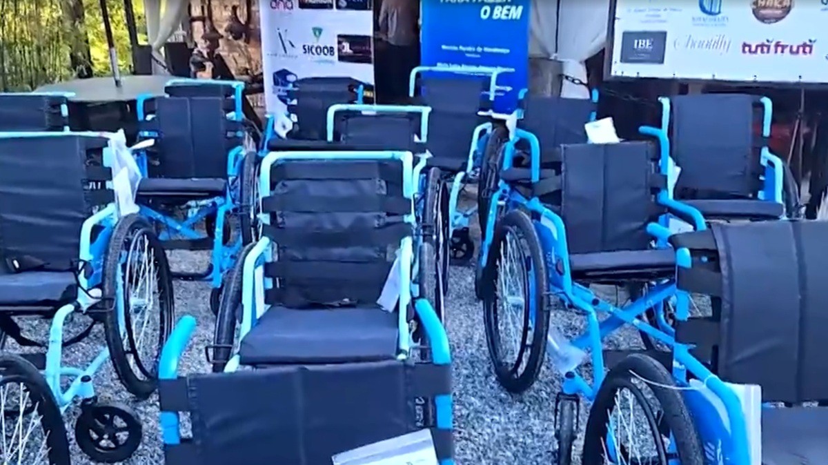 'Mobilidade Para Todos': Projeto entrega 30 cadeiras de rodas para moradores de Nova Friburgo e região serrana