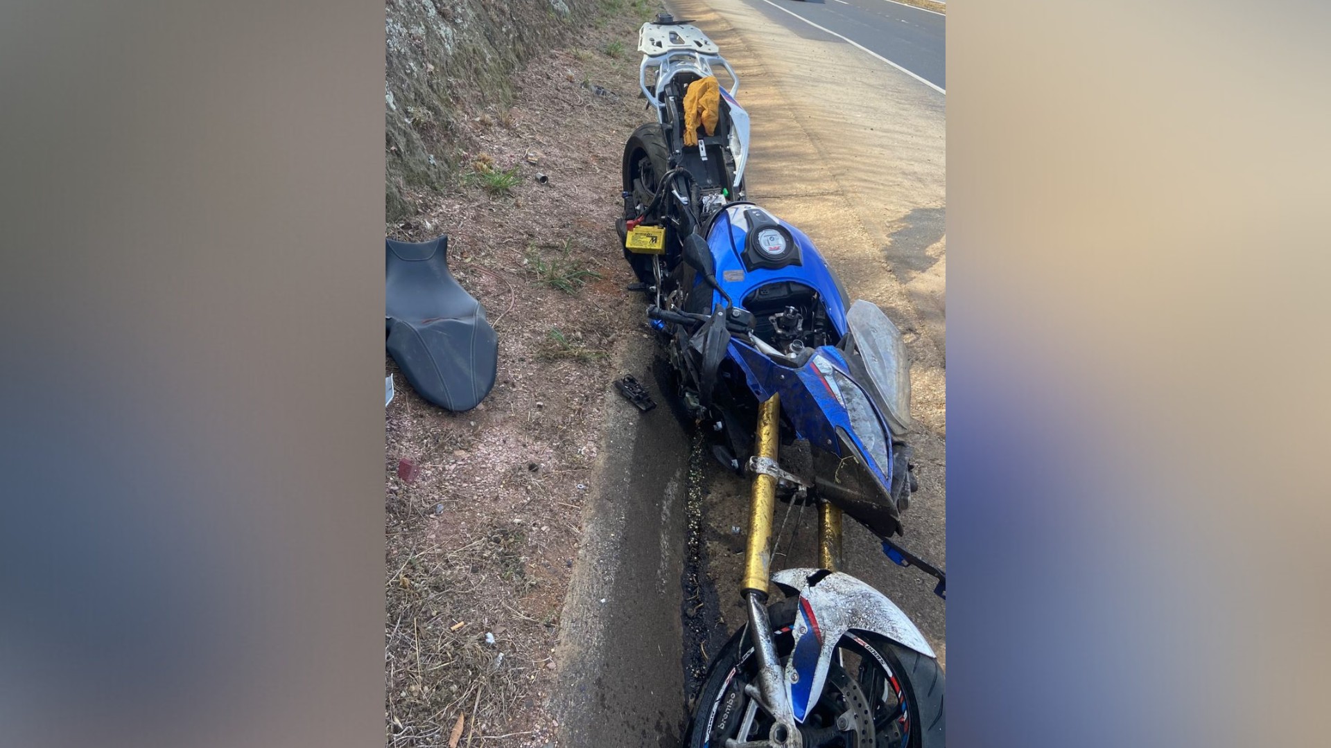 Motocicleta BMW sai da pista e queda deixa condutor morto e passageira ferida na BR-050 