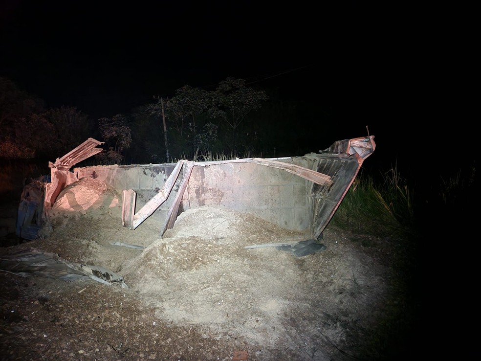 Homem morre após ser atropelado por caminhão carregado com bagaço de cana-de-açúcar, em Parapuã (SP) — Foto: Polícia Rodoviária