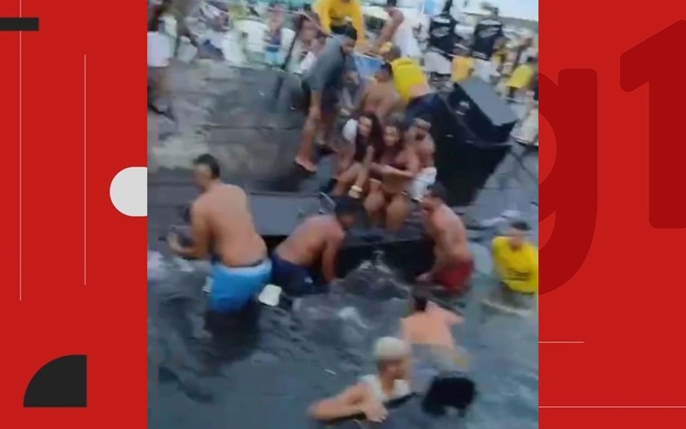 Embarcação com banda naufraga durante show em Salvador — Foto: Reprodução/Redes Sociais