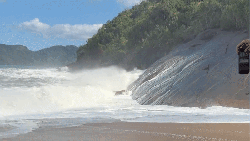 VÍDEO: Mar agitado provoca ondas fortes em Ubatuba e invade faixa de areia em Ilhabela, no Litoral Norte 