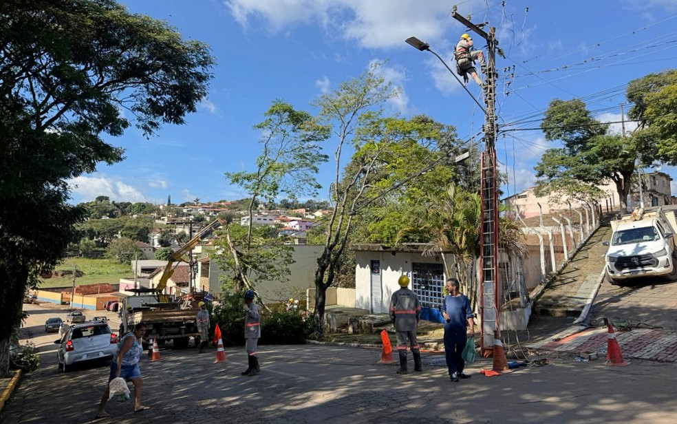 Avenida Getúlio Vargas, em Minduri (MG), permanece sem energia 18 horas após temporal — Foto: Eduardo Marins/EPTV