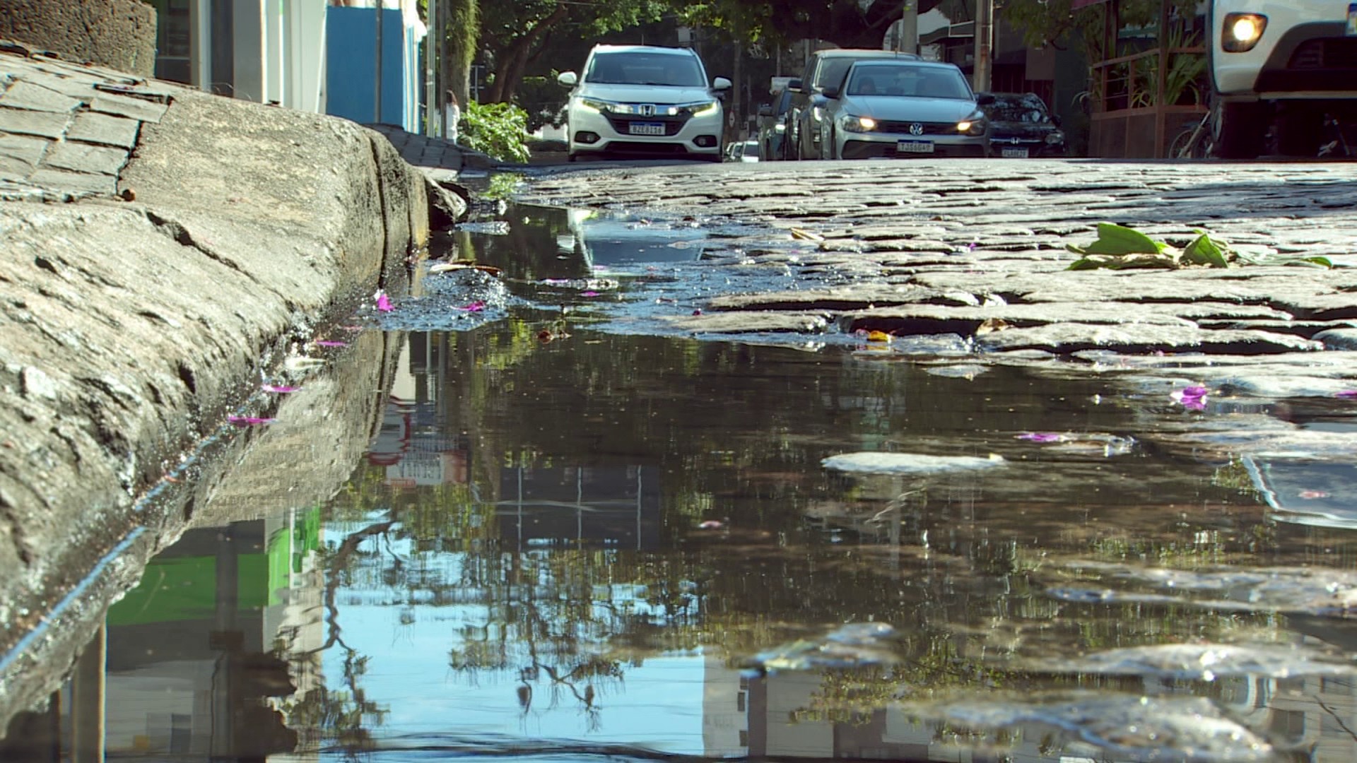 Entenda como nascentes e falta de drenagem alagam ruas no Cambuí | G1