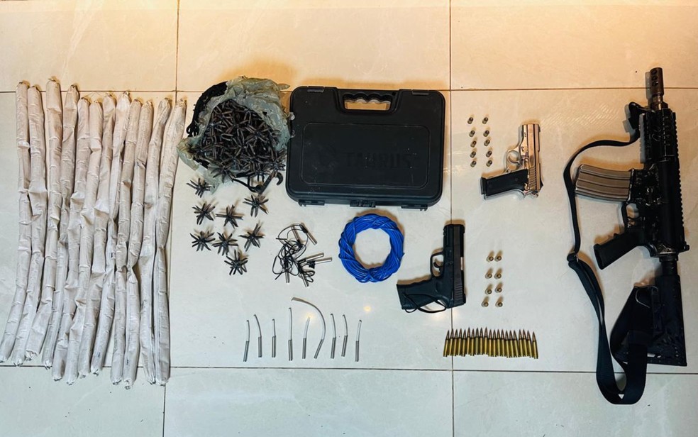 Armas e explosivos foram apreendidos com o grupo em Camaçari — Foto: Ficco