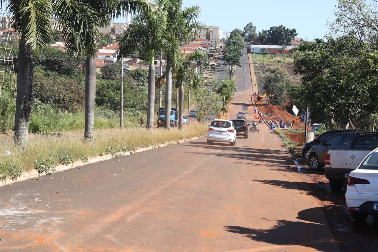 Trânsito é liberado na Avenida Taylor Silva, em Uberlândia, após três meses fechado por conta de cratera