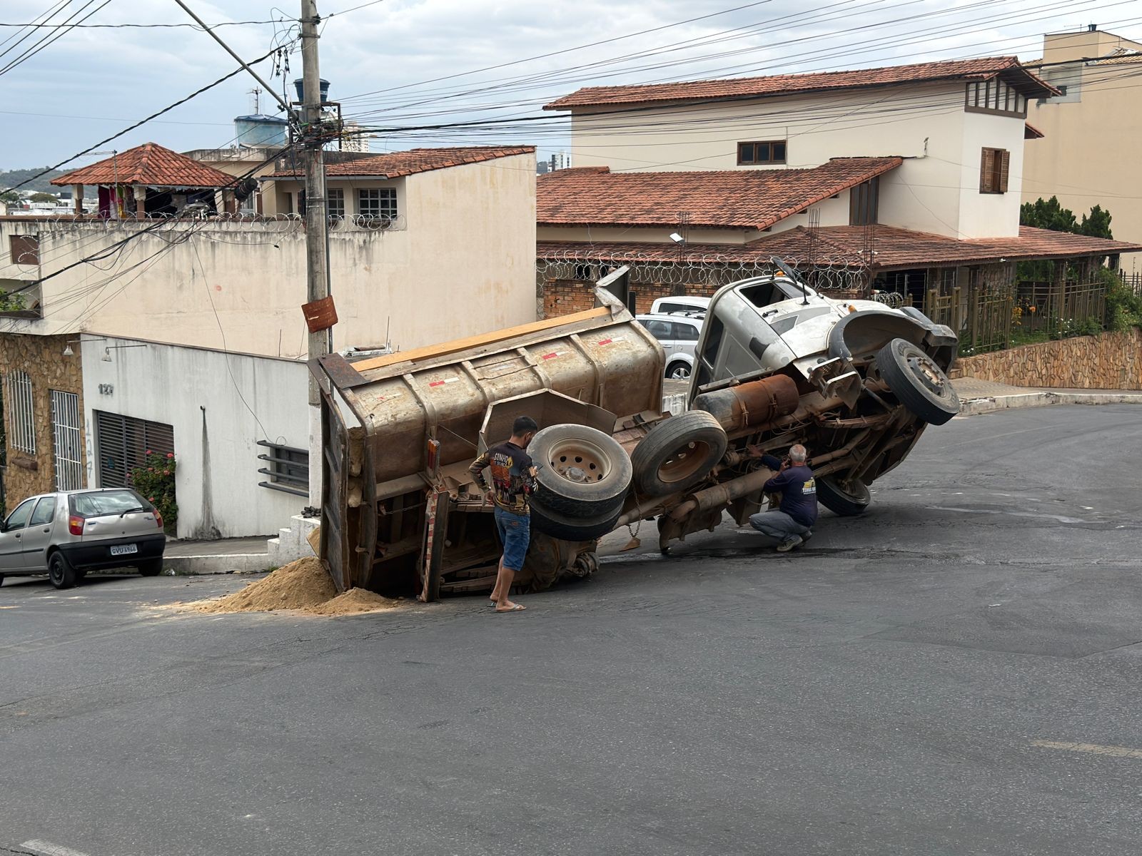 VÍDEO: Asfalto cede e caminhão com areia fica pendurado em MG