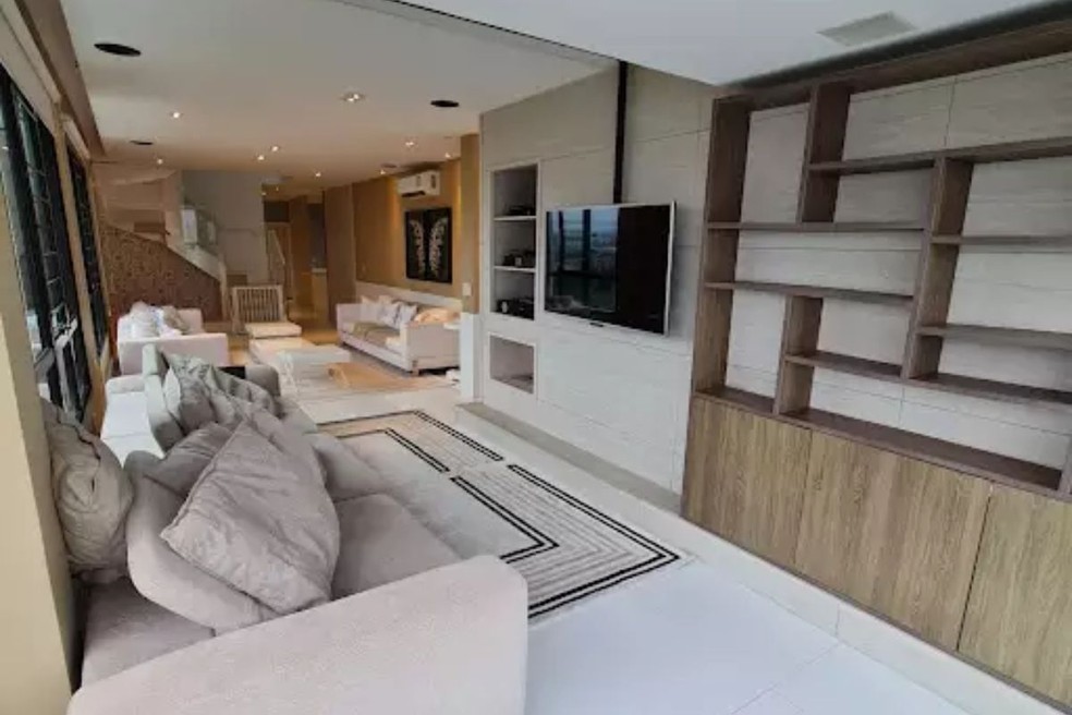 Sala de TV e de estar da cobertura de Robinho — Foto: Divulgação/Painel Imóveis