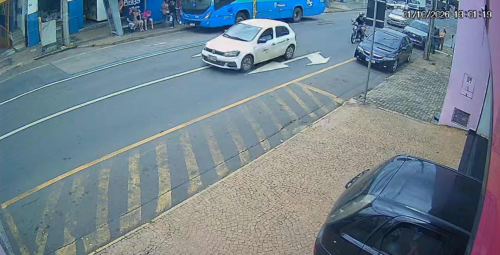 VÍDEO: mulher é atingida por retrovisor de ônibus no interior de SP