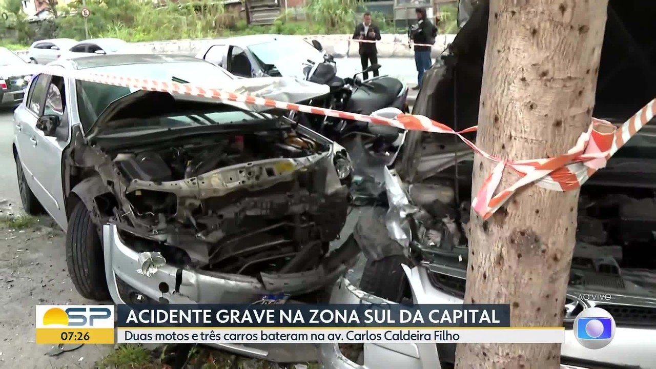 Motorista perde o controle, invade pista contrária e provoca acidente entre dois carros e duas motos na Zona Sul de SP
