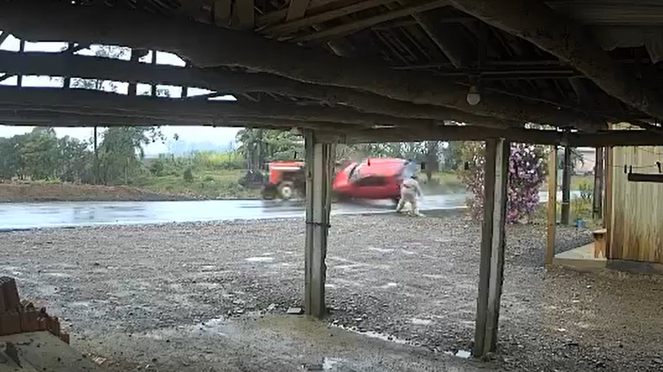 VÍDEO: operador de trator escapa por segundos de ser esmagado por carro em SC 
