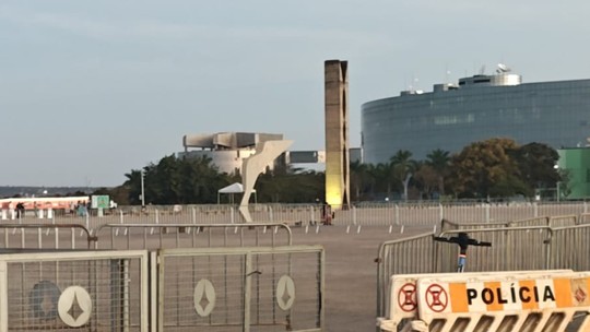 Praça dos Três Poderes, em Brasília, é reaberta para visitantes e turistas; grades permanecem - Acesso ficou restrito no fim de semana, após Moraes determinar fim de acampamento de deputados aliados de Bolsonaro; Ibaneis foi ao local negociar saída na madrugada de sábado.