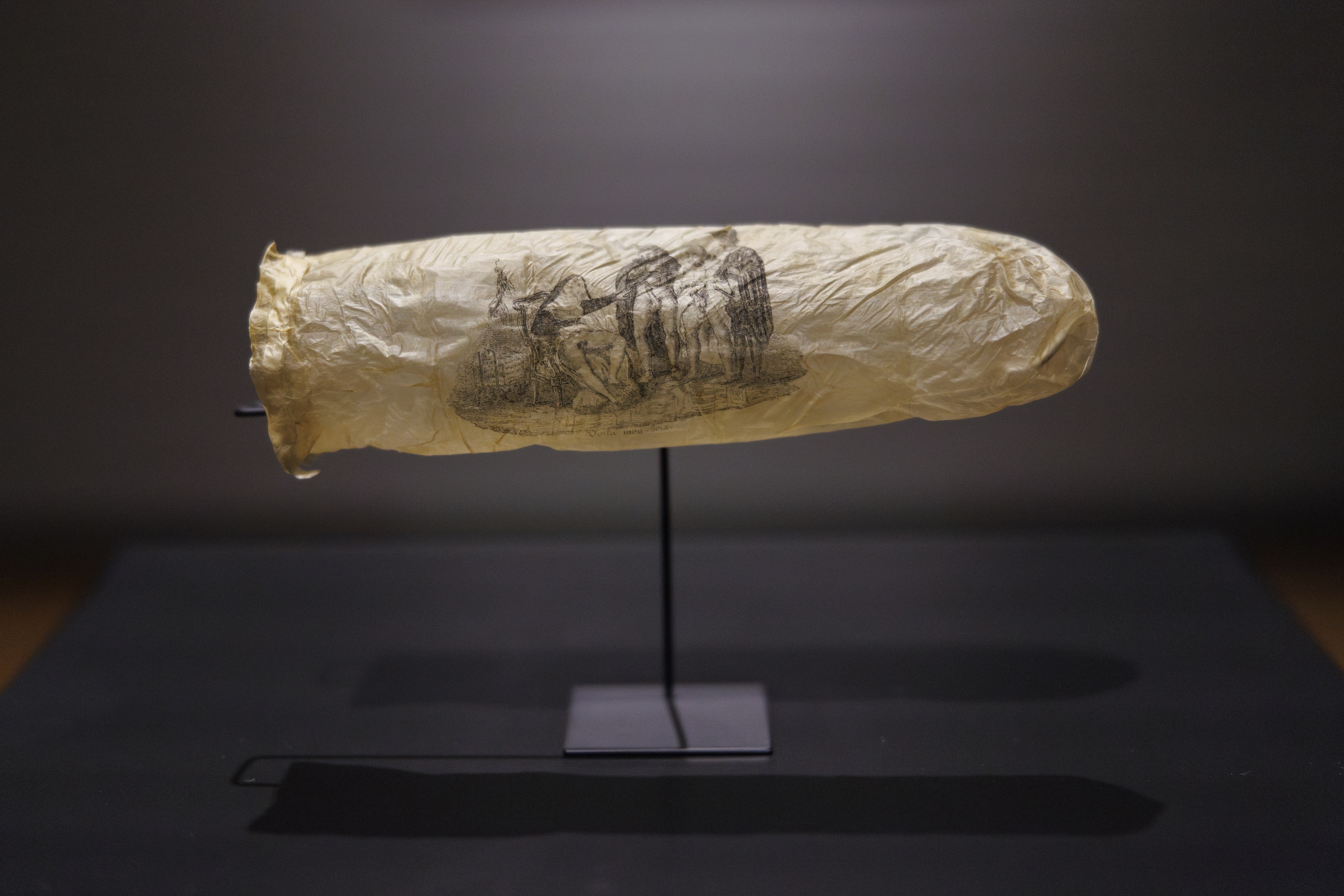 Preservativo com imagem erótica do século XIX é exposta em museu em Amsterdã 