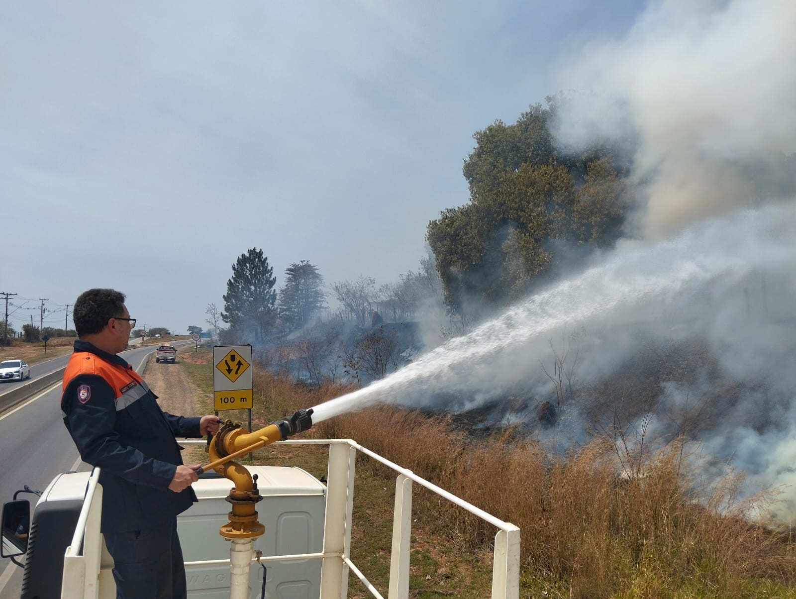 Incêndio em área de mata às margens da SP-129 mobiliza Defesa Civil e Bombeiros em Boituva
