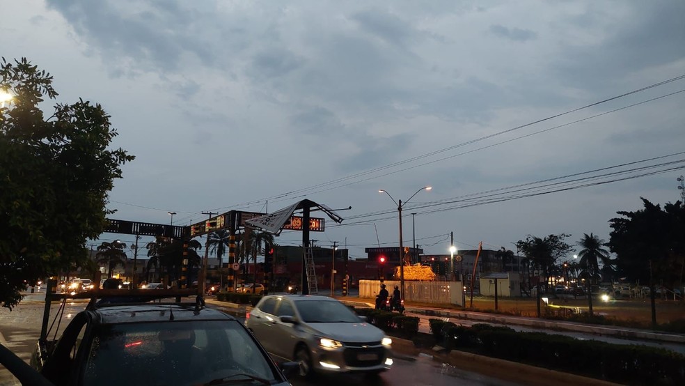 Outdoor de sinal foi derrubado furante temporal em Ariquemes — Foto: Jemima Quéren/Rede Amazônica