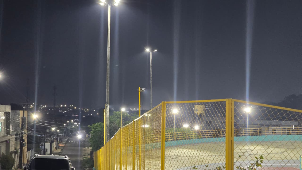 Bairro Compensa, em Manaus, encoberto por fumaça na noite de quarta-feira (30) — Foto: Diego Oliveira
