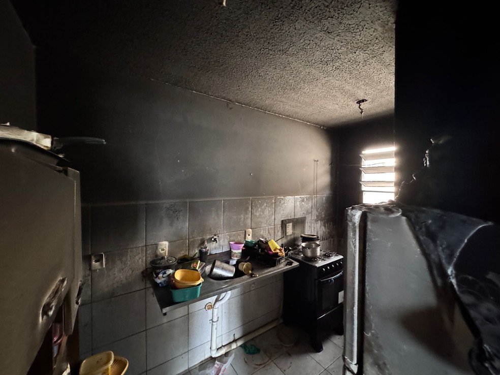 Cozinha do apartamento também foi atingida pelo incêndio em Natal — Foto: Vinícius Marinho/Inter TV Cabugi