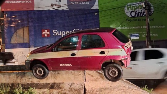 VÍDEO: Carro de autoescola fica pendurado em mureta após acidente no túnel da Cohab, em São Luís - Foto: (Reprodução/Redes Sociais)