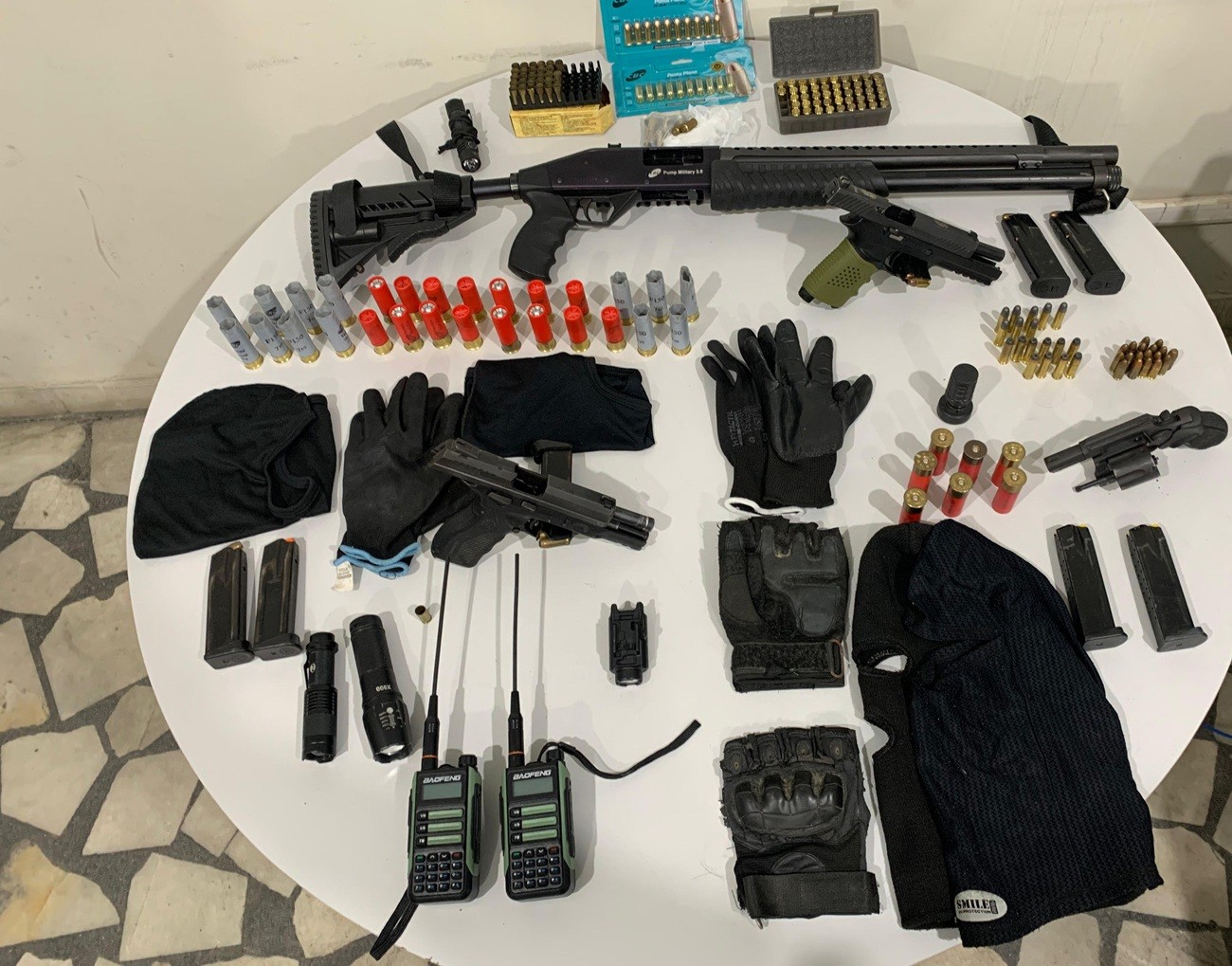 Policiais militares do Ceará são presos suspeitos de homicídio, roubo e disparos contra comércios e casas no RN