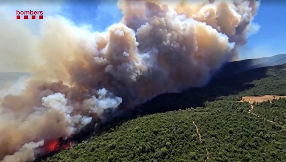Incêndio florestal provoca confinamento preventivo de municípios na região da Costa Brava, na Espanha