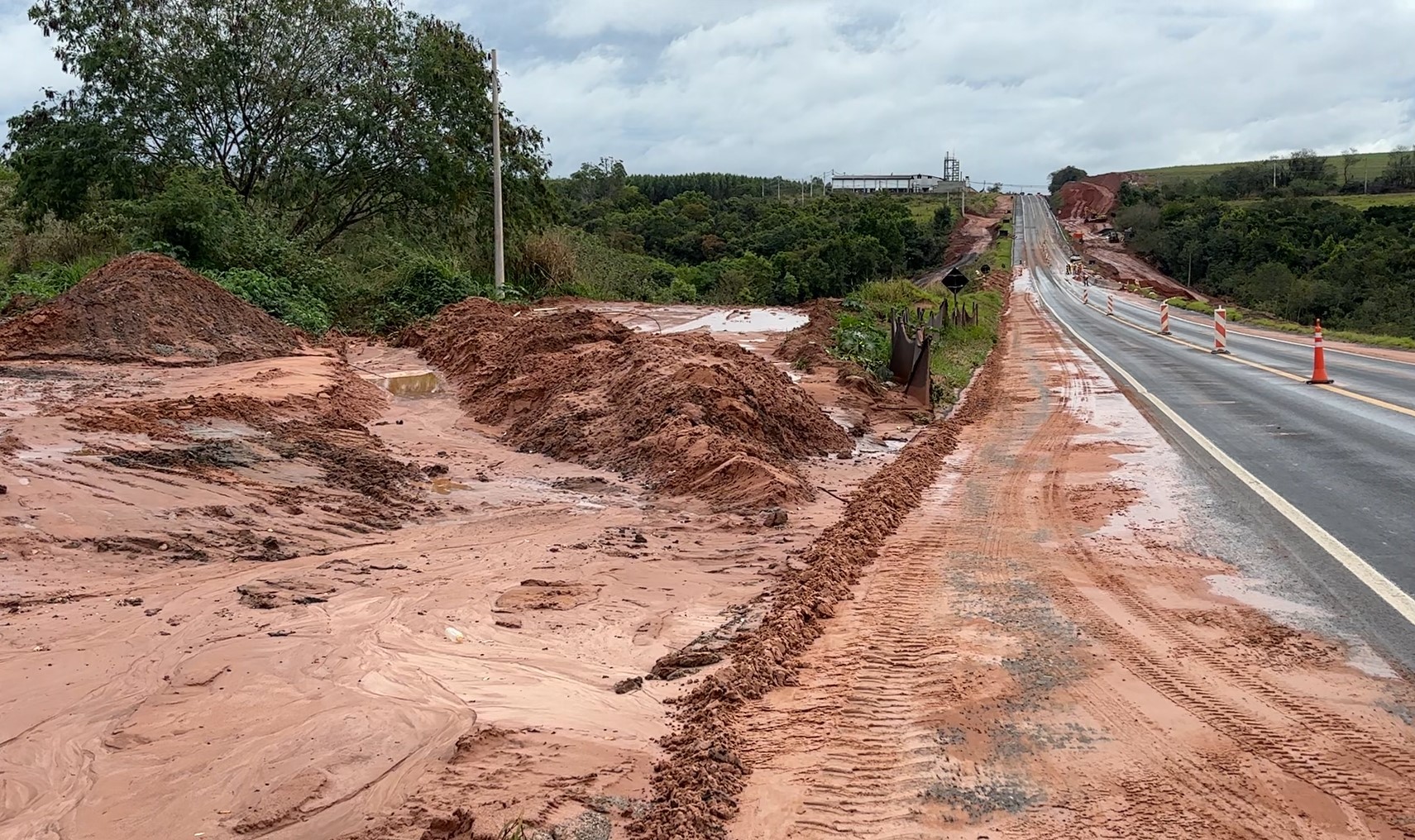 Quedas de árvores, alagamentos e rodovia tomada por lama: os estragos do temporal na região de Piracicaba