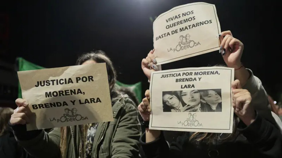 Manifestantes marcharam em Buenos Aires na quarta-feira à noite em protesto contra o triplo assassinato — Foto: EPA/Shutterstock