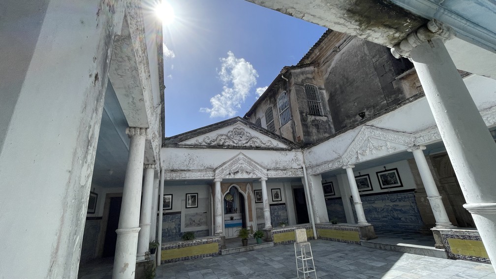 Igreja histórica da Bahia, que é patrimônio tombado pelo Iphan, está com estrutura precária — Foto: Itana Alencar/g1