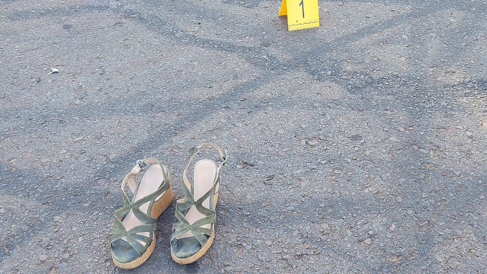 Sapatos femininos encontrados perto do mato  Foto: José Aparecido/TV Morena