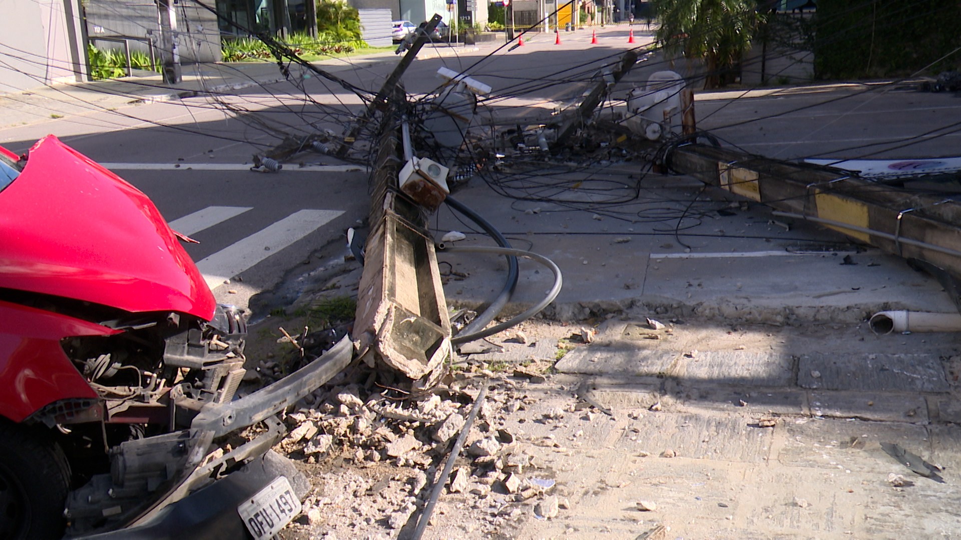 Carro bate em postes e causa destruição em avenida de João Pessoa