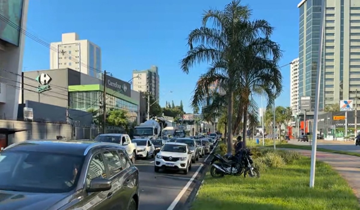 Mulher é atropelada por moto e acidente causa lentidão na Avenida Norte-Sul, em Campinas