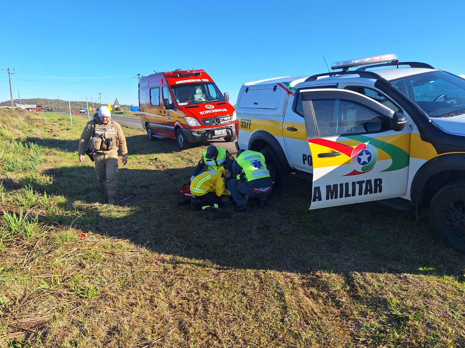 Rajadas de vento a 100 km/h derrubam motociclista na Serra de SC; veja alerta do tempo