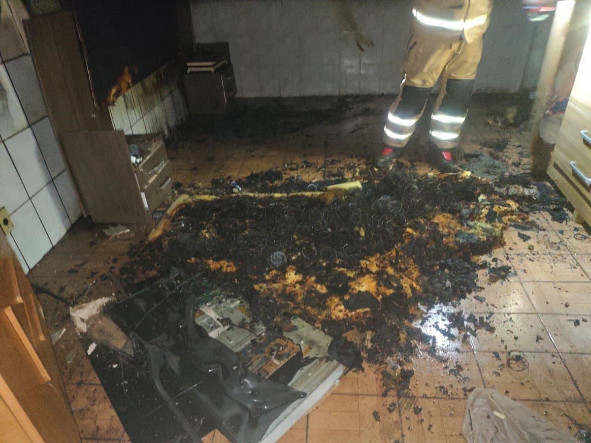 Casa pega fogo e moradora é resgatada em estado grave em Barbacena