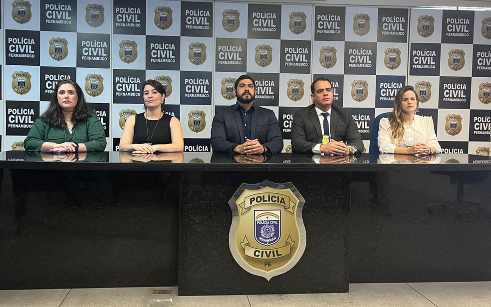 Delegados durante coletiva sobre homem que tentou roubar R$ 130 milhões de previdência privada — Foto: Iris Costa/g1