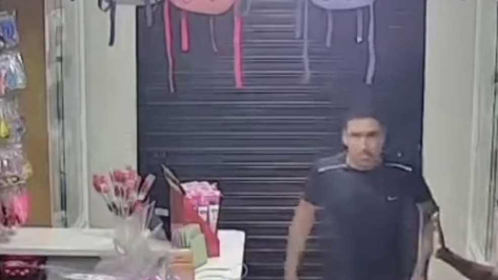 Homem agiu como comparsa do casal durante roubo a loja de variedades no Bairro Serrinha, em Fortaleza. — Foto: Reprodução