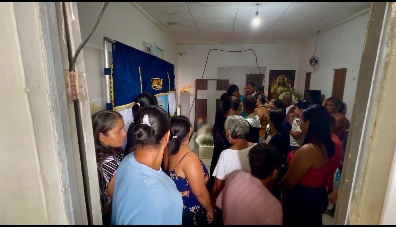 Familiares se despedem de bebê de um ano morta por motorista após ultrapassagem em Sergipe