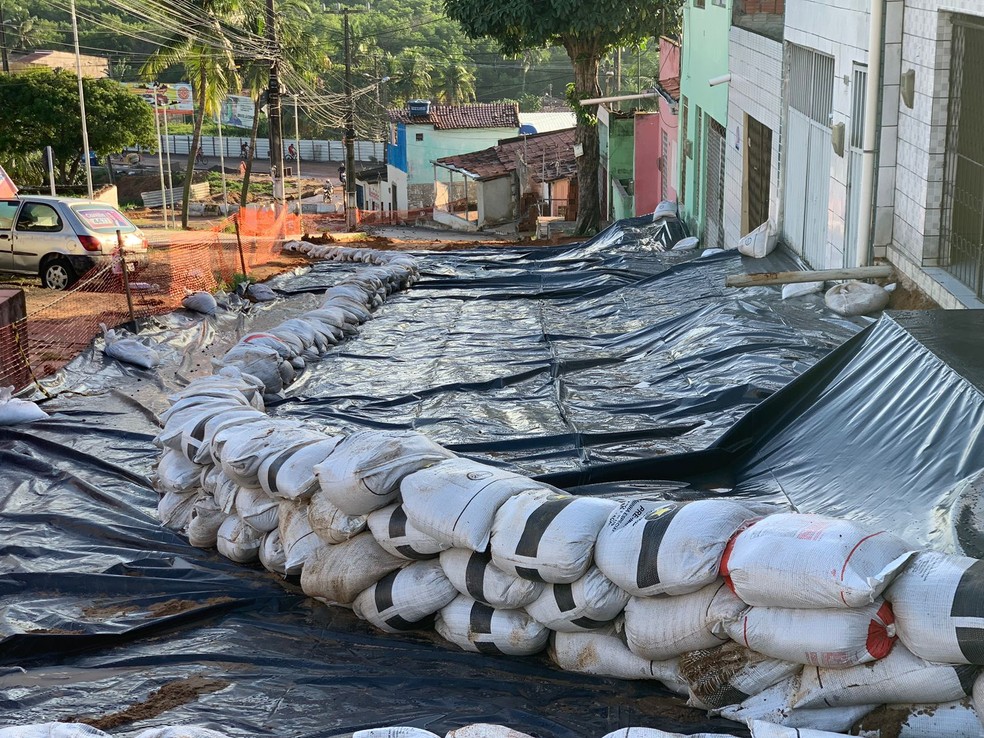 Caern conclui serviço de contenção em cratera após rompimento de tubulação — Foto: Gustavo Brendo/Inter TV Cabugi