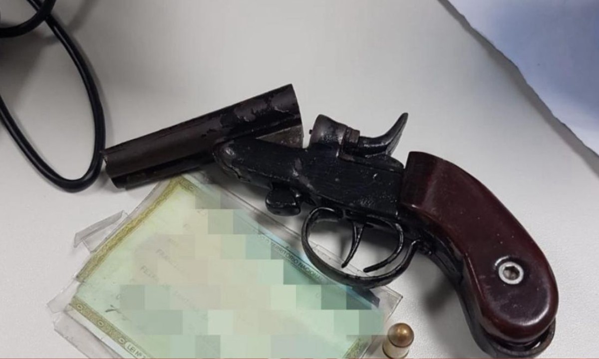Adolescente de 14 anos é flagrado com revólver dentro de ônibus escolar em Feira de Santana