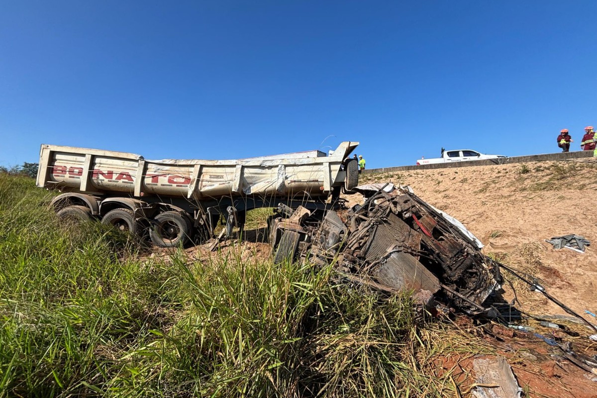 Carreta cai em ribanceira e deixa um morto na Rodovia dos Bandeirantes, em Hortolândia 