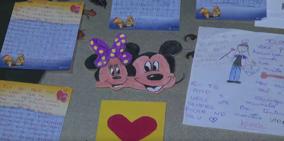 Cartinhas escritas por Amanda para a assistente social Delma, assinadas como "Karol". &mdash; Foto: TV Globo