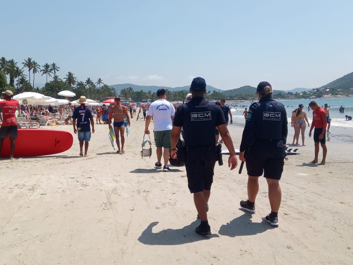 Vigilância Sanitária realiza 21 autuações em food trucks em praias de Guarujá, SP