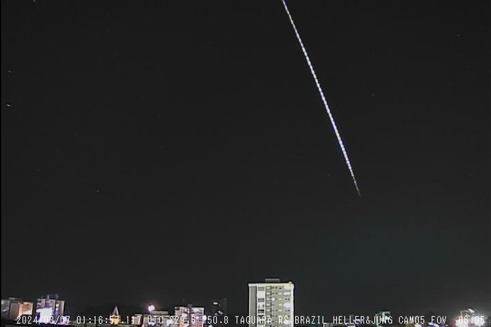 Meteoro cruzou toda a extensão da Lagoa dos Patos, na Região Sul do Rio Grande do Sul, na noite desta quarta-feira (6) — Foto: Observatório Espacial Heller & Jung/Divulgação