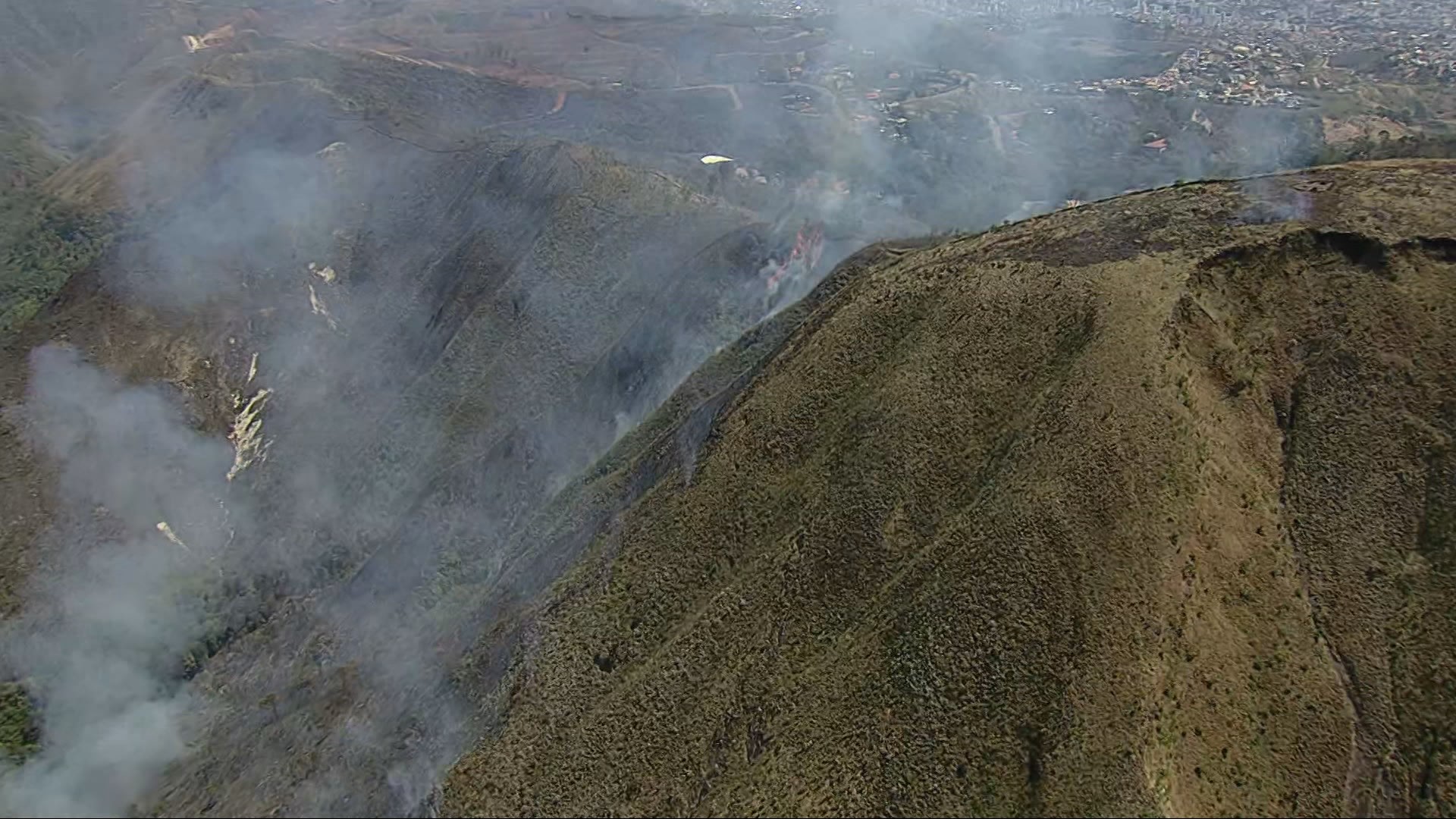 Incêndio destrói parte da Serra do Curral e avança sobre outras áreas das regiões Metropolitana e Central