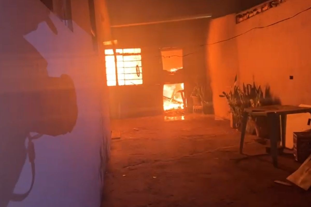 Casa é destruída por incêndio após suspeita de desavença em Campo Grande