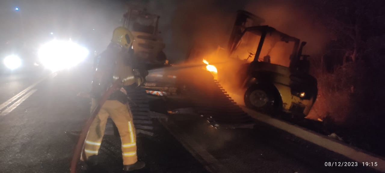 Caminhão que transportava máquinas empilhadeiras pega fogo na BR-251
