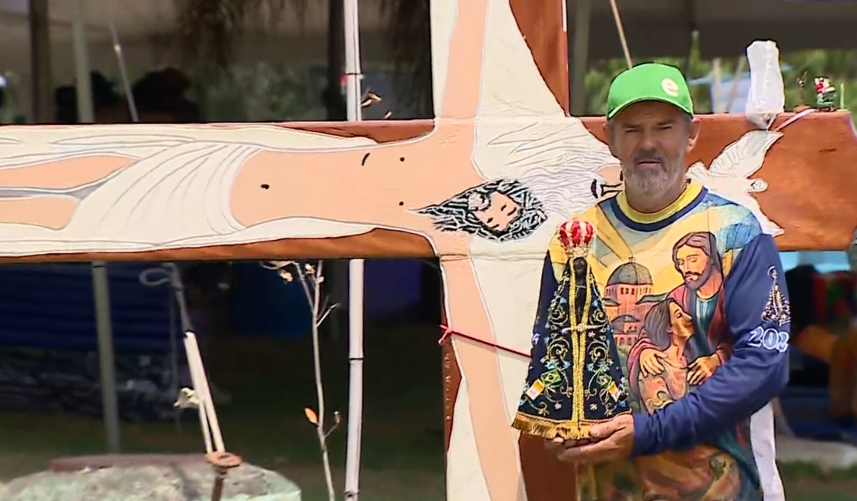 Devoto de Nossa Senhora Aparecida faz romaria de 300 km carregando cruz de 150 quilos