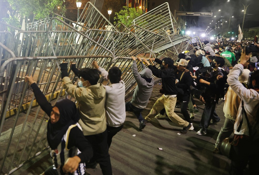 Manifestantes "Gen Z" quebram grades durante protesto contra o governo de Dina Boluarte em Lima, no Peru, em 28 de setembro de 2025. — Foto: REUTERS/Sebastian Castaneda